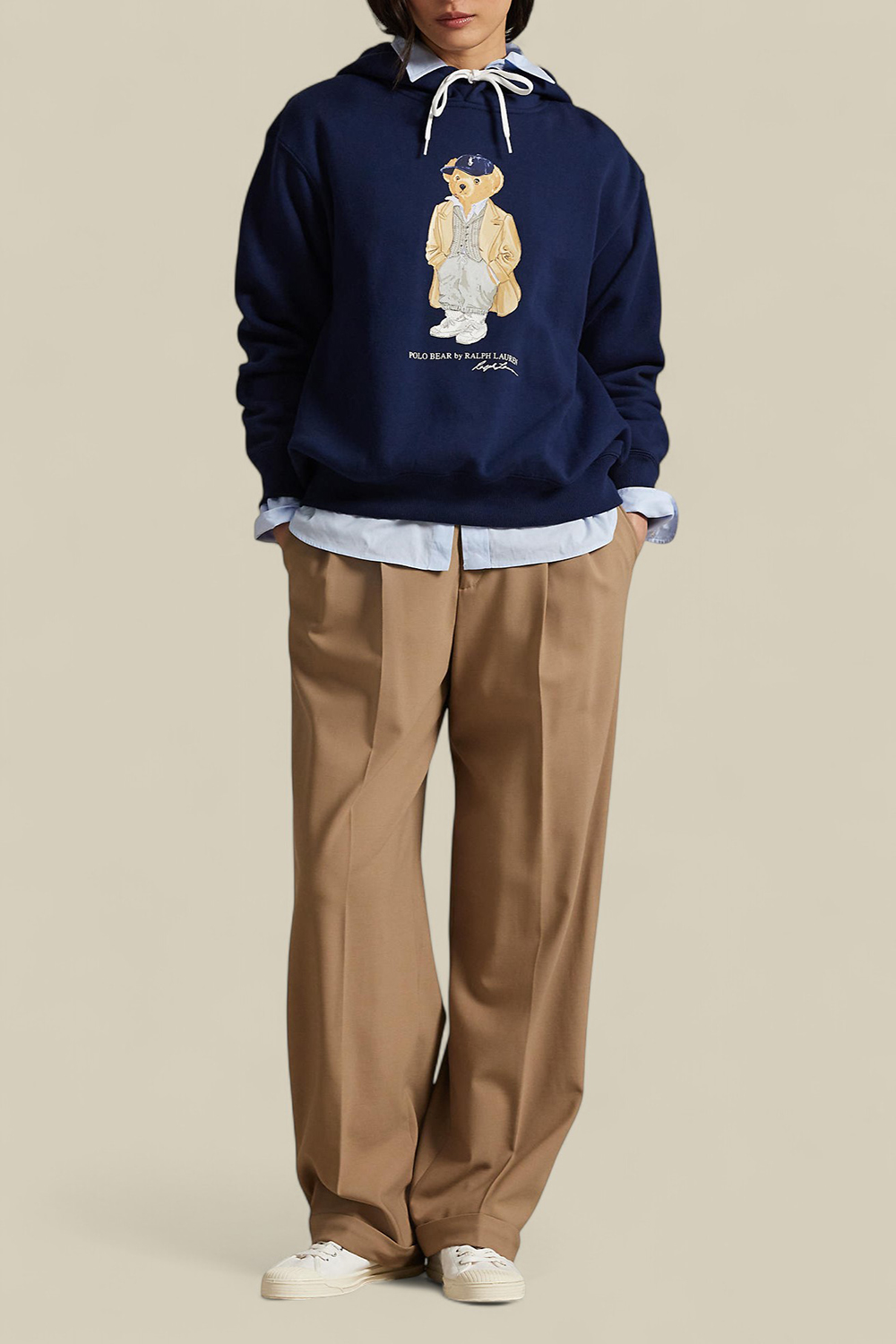 תמונת כל הלוק של סווטשירט קפוצ'ון דובי פולו